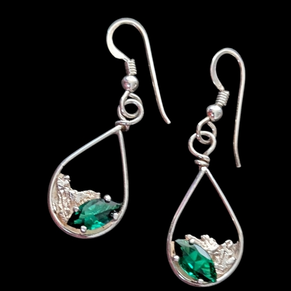 🎄Sterling Silver and Green Artisan Teardrop Earrings - Picture 1 of 4